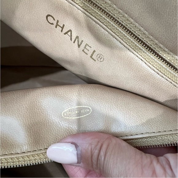 Sold Final clearance Vintage Chanel tote bag Chevron quilted - Picture 12 of 16